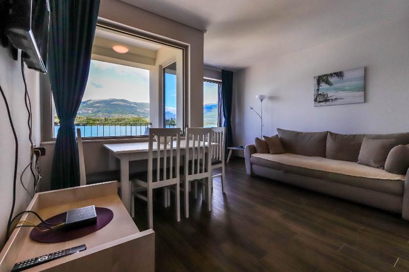 Apartments Maestral Тиват Экстерьер фото